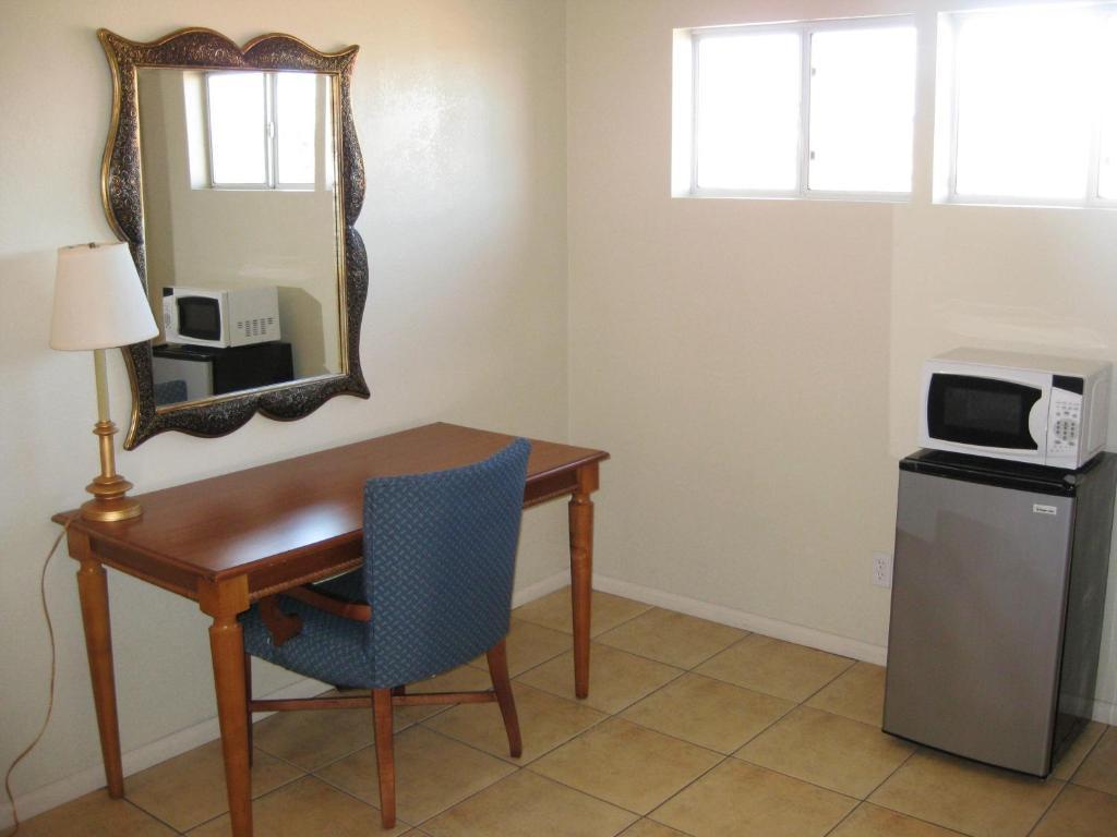 Route 66 Barstow Hotel Room photo