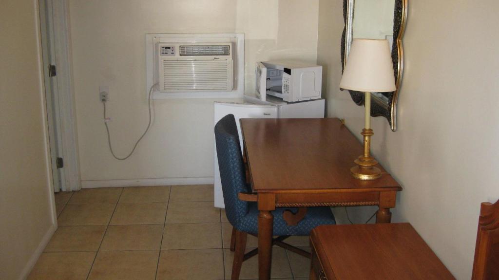 Route 66 Barstow Hotel Room photo