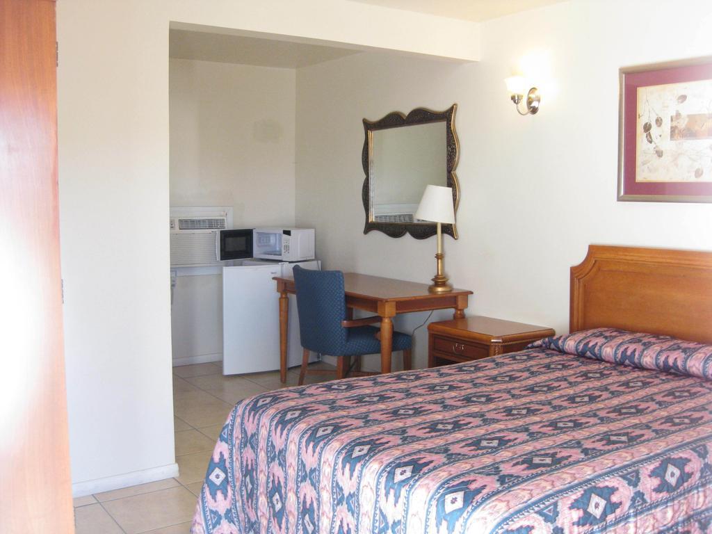 Route 66 Barstow Hotel Room photo
